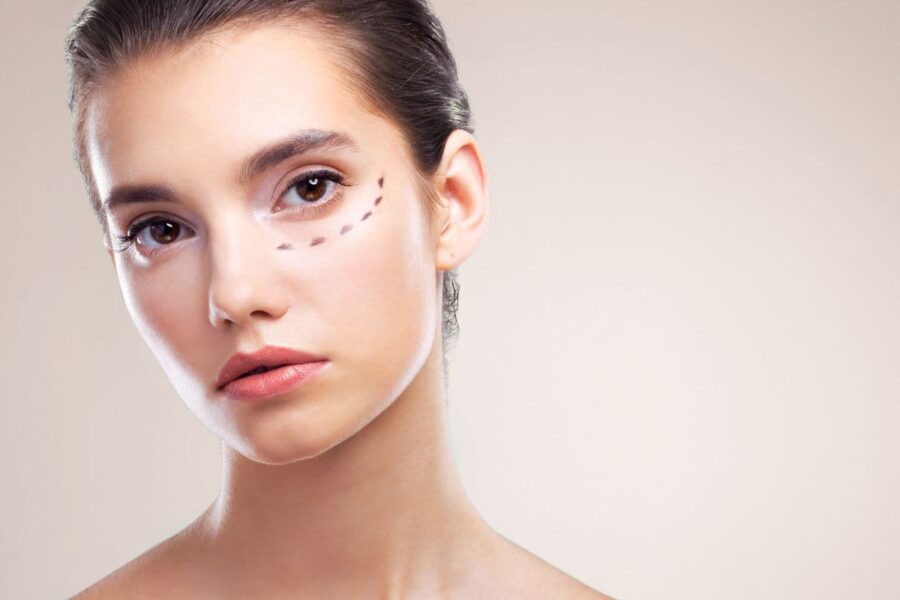 donna con correttore occhi