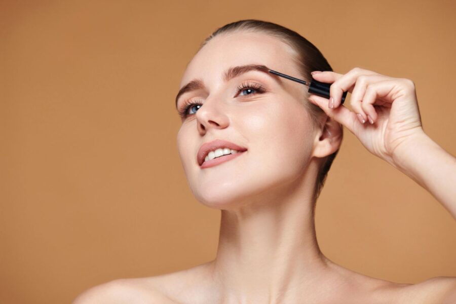 donna pettina sopracciglia