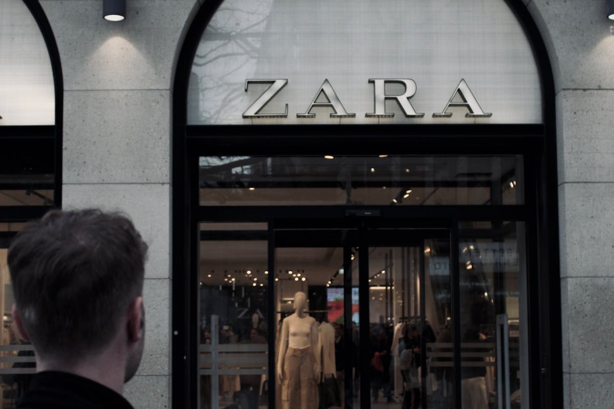 vetrina negozio zara