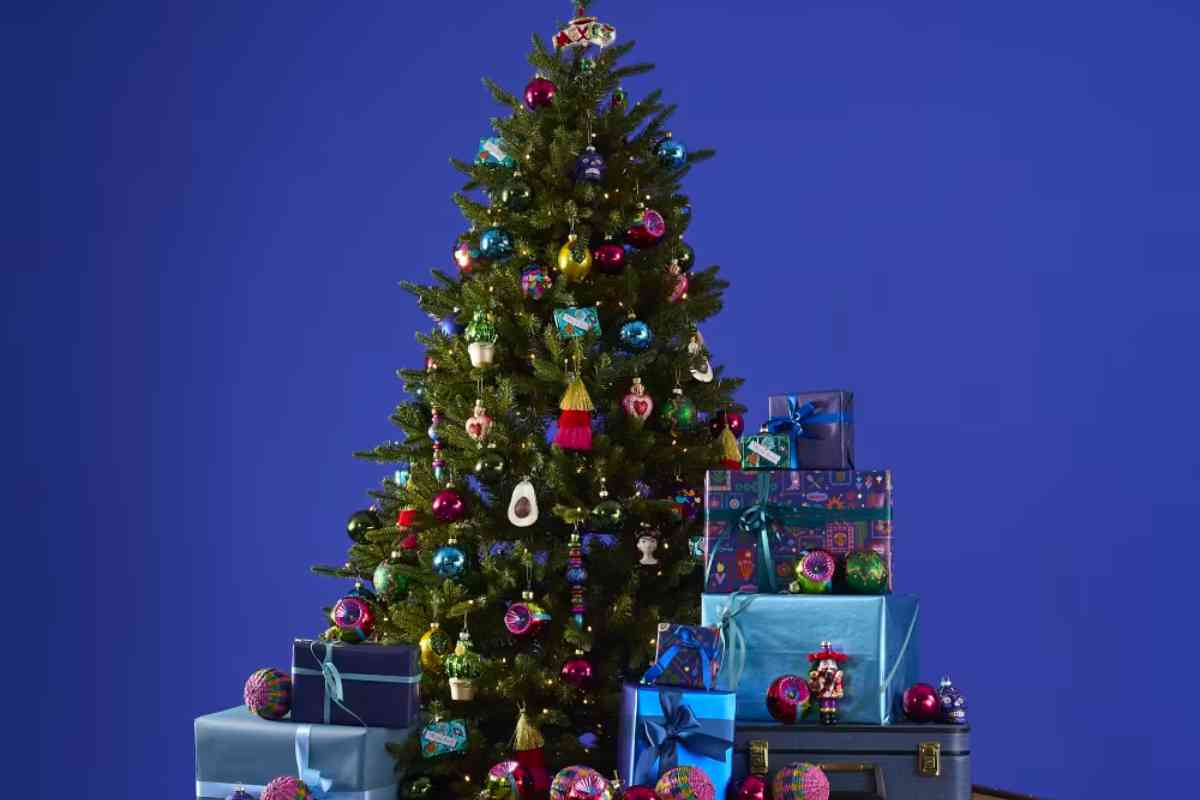 uno dei nuovi alberi di Natale Maisons du Monde addobbato su sfondo blu