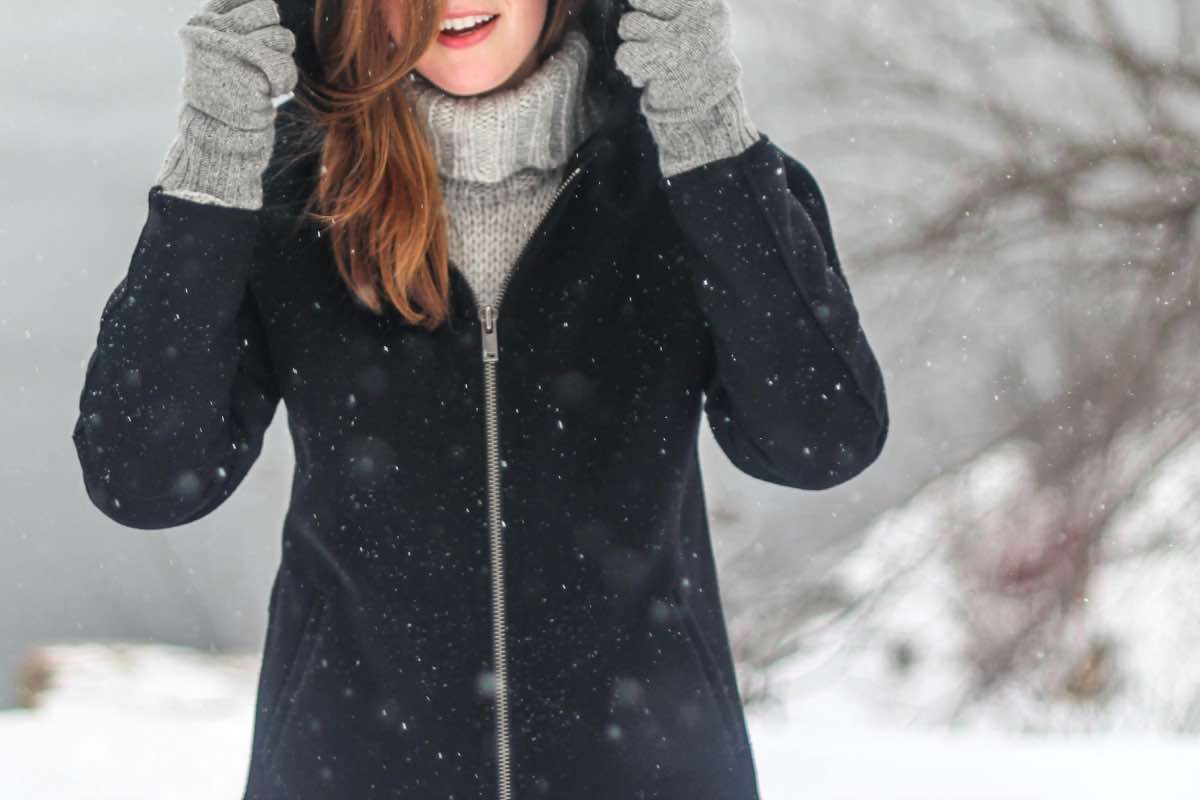 Cappotto nero su donna 