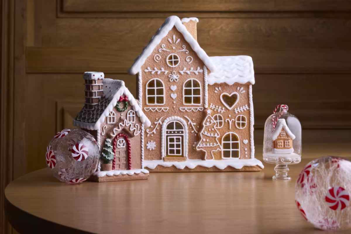una decorazione natalizia a forma di casetta di pan di zenzero Maisons du Monde