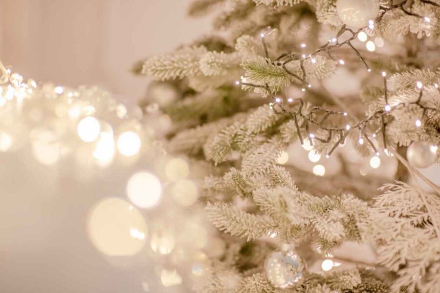 un albero di Natale con decorazioni natalizie shabby chic Maisons du Monde
