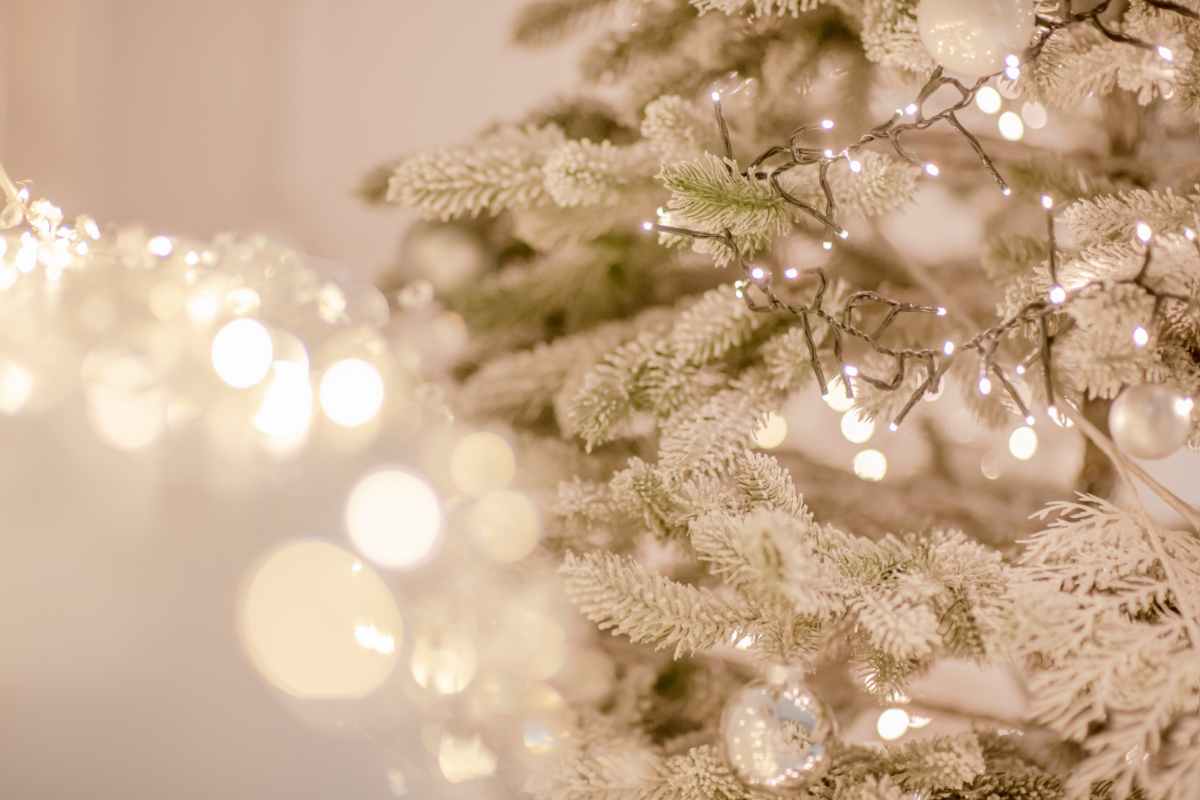 un albero di Natale con decorazioni natalizie shabby chic Maisons du Monde