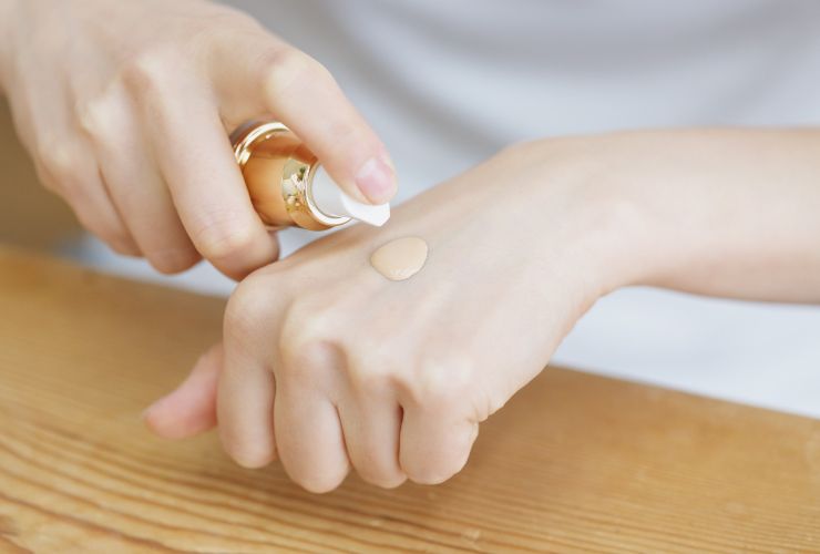 persona prova fondotinta sulla mano 