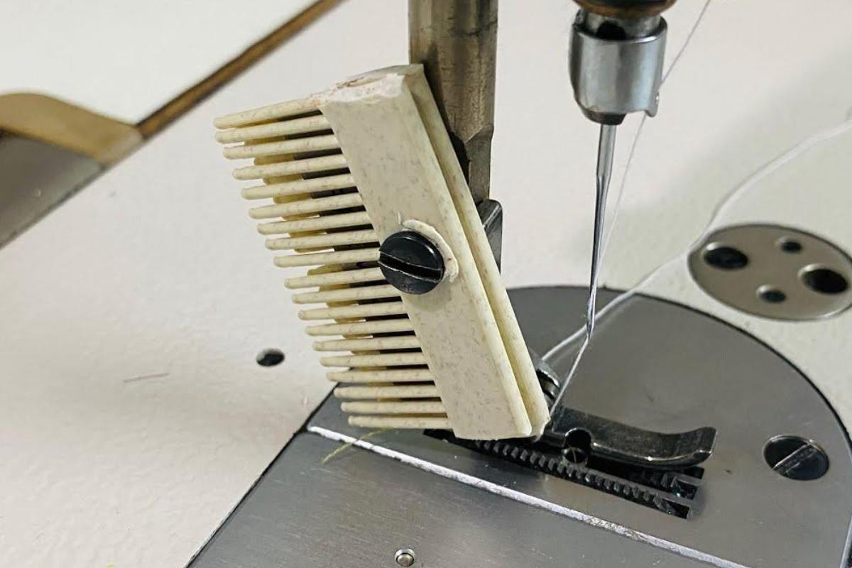 Migliora la tua macchina da cucire a costo zero: basteranno un pettine e un rasoio