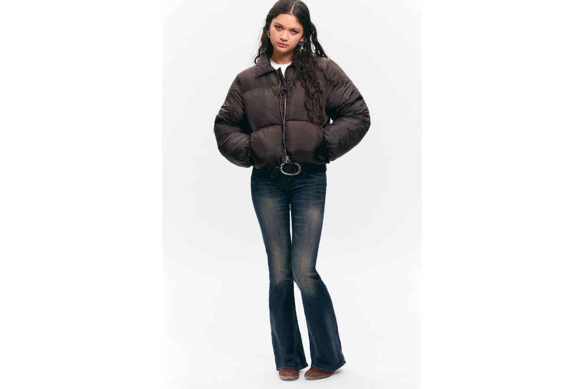 una ragazza indossa il piumino corto sui jeans