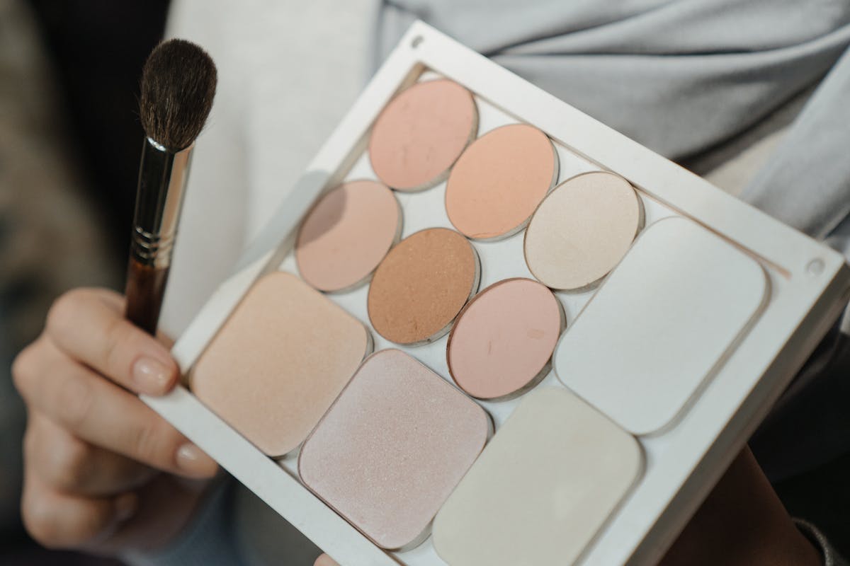 donna con palette contouring