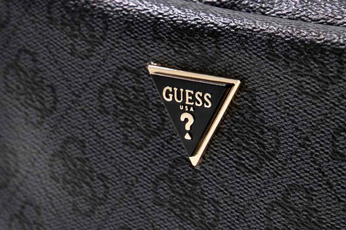 Dimentica i soliti regali: il beauty case Guess più desiderato è questo qui