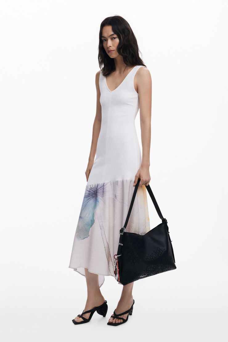 donna con borsa in pelle in mano