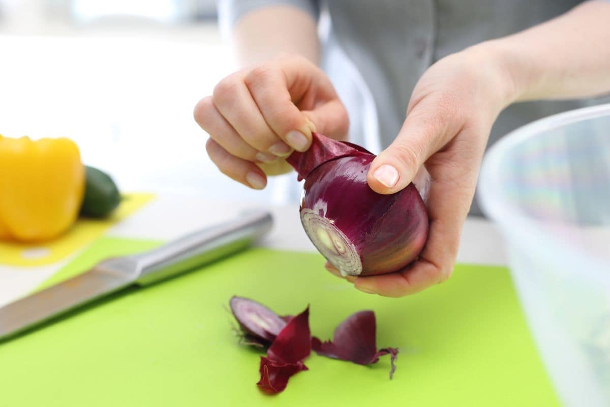 Donna taglia cipolla