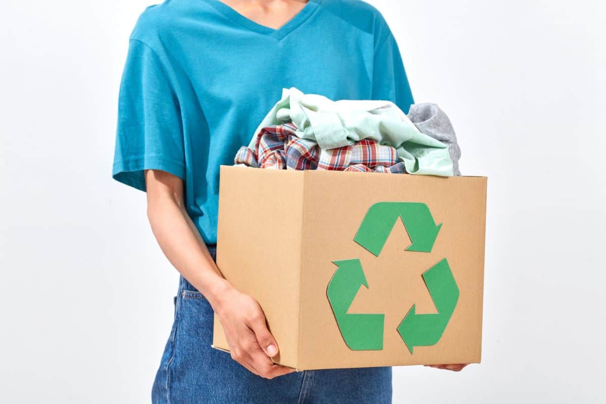 Donna con scatola di vestiti