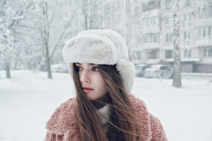 ragazza sulla neve con cappello