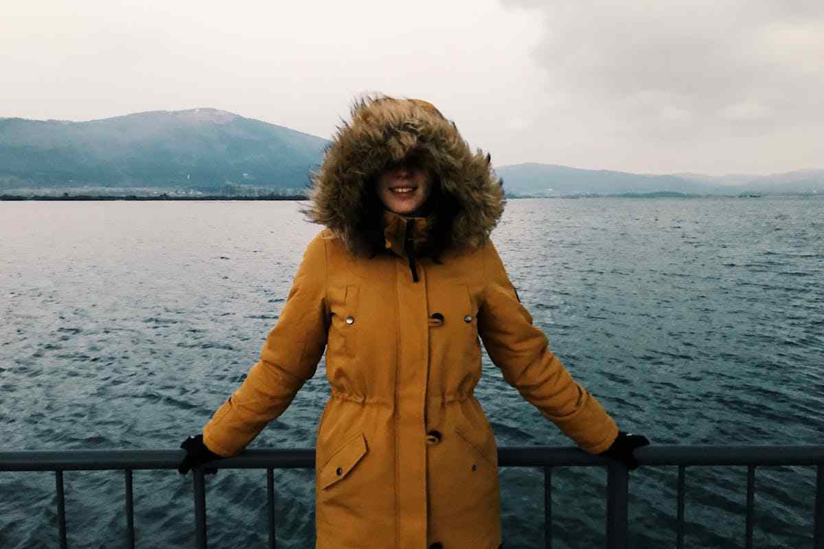 donna con cappotto cammello