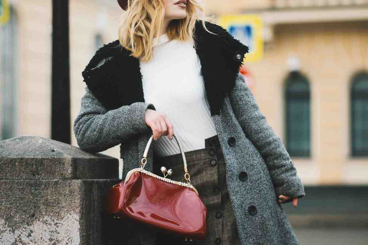 donna con cappotto beige