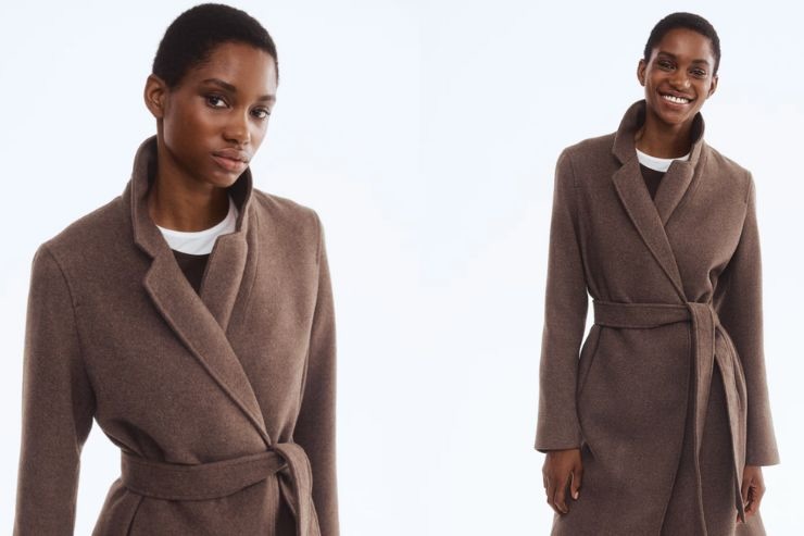 Modella con cappotto con cintura marrone 