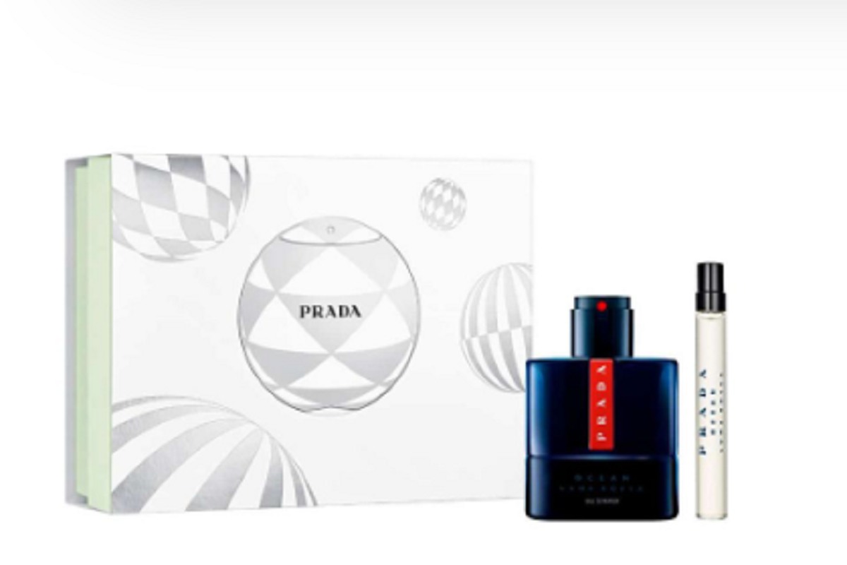 cofanetto bianco con accanto una boccetta profumo nera grande e una più snella e alta bianca