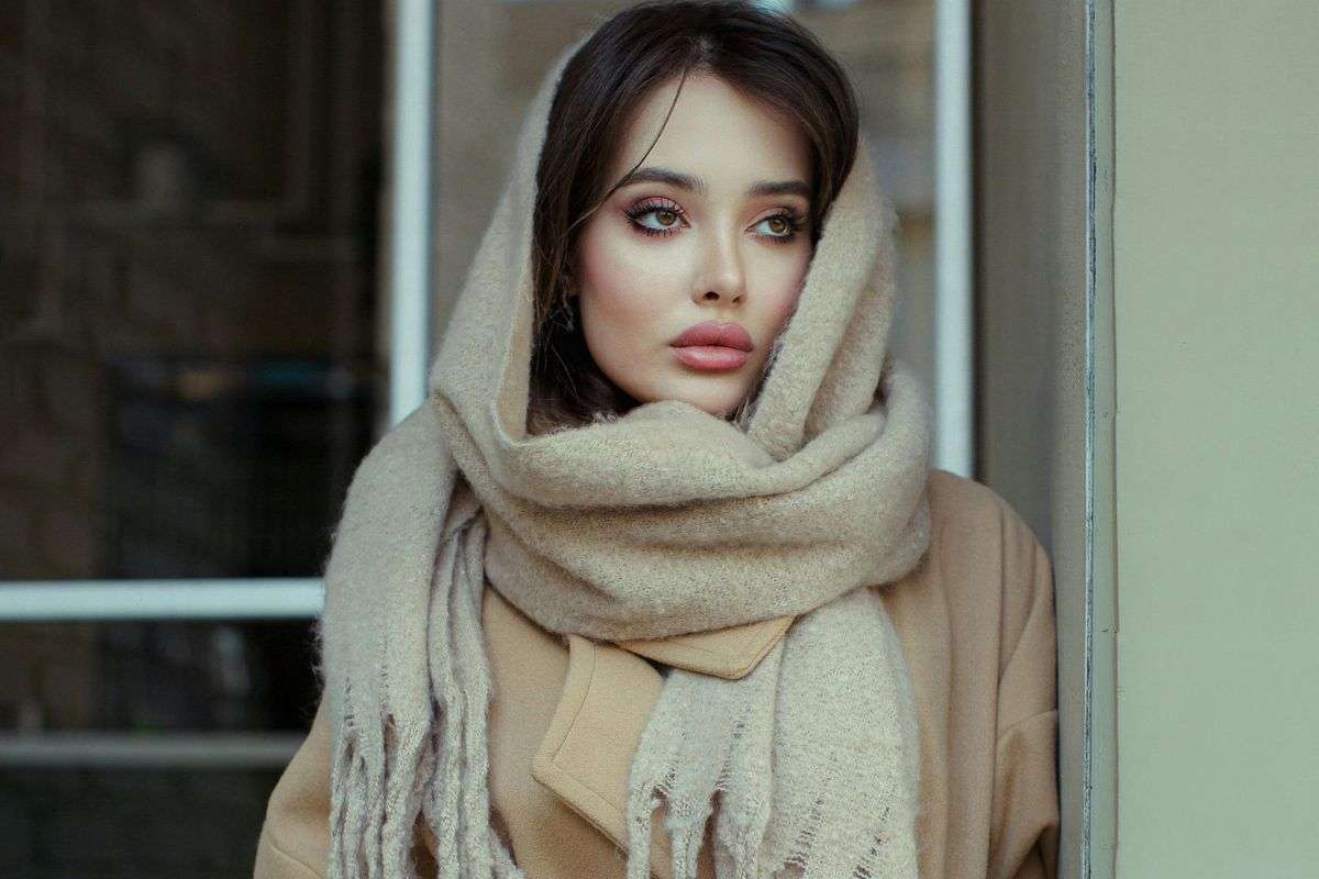 Non è solo una sciarpa: 3 modi di indossarla che cambiano tutto il look