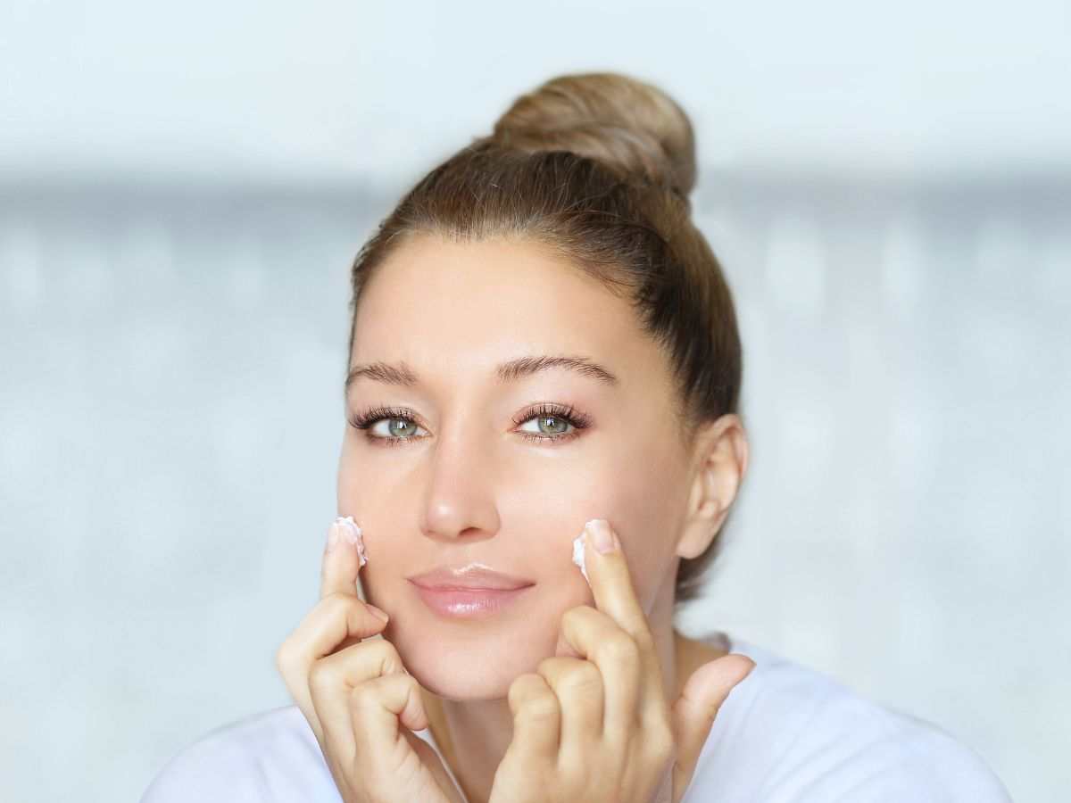 donna spalma sul viso siero