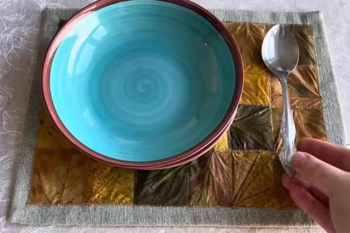 Piatto su tovaglietta