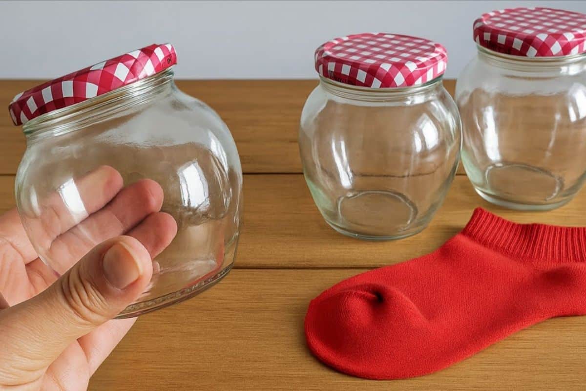 Se a casa hai dei vecchi calzini e un barattolo di vetro, adorerai quest’idea