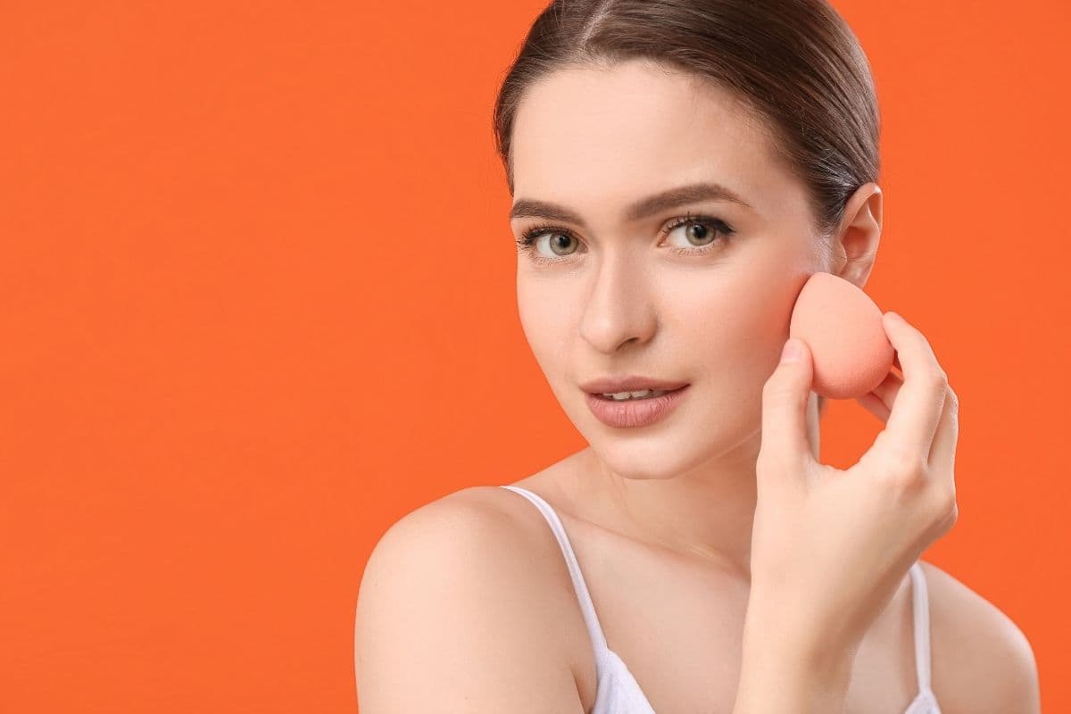 Donna con spugnetta trucco