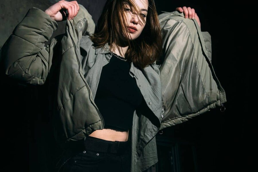 Donna con giacca invernale