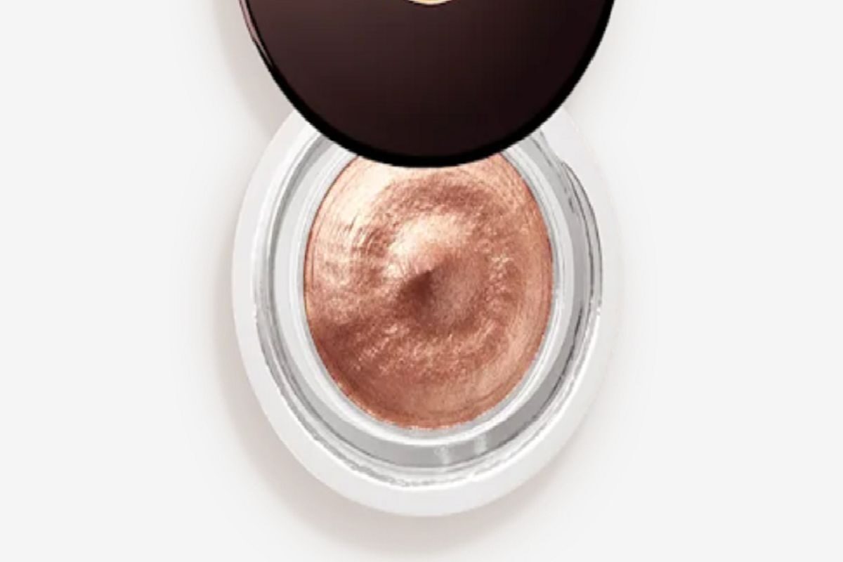 Confezione aperta di un ombretto su sfondo bianco