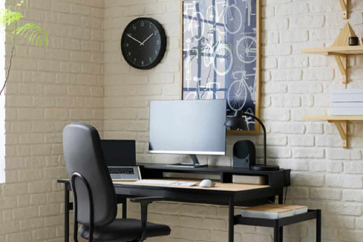 Studio con scrivania IKEA