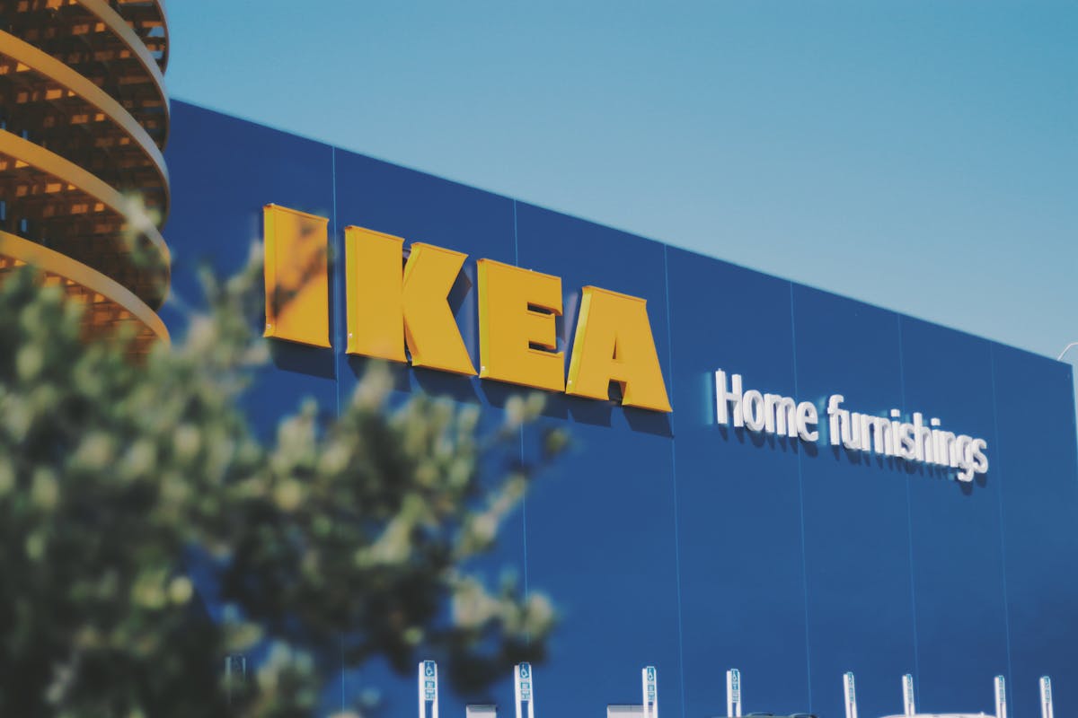 Come completare il tuo studio? Prova la scrivania industriale IKEA con sedia da ufficio
