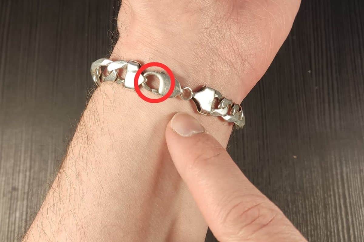 Non indossare mai un braccialetto finché non noti questo: quasi nessuno lo sa