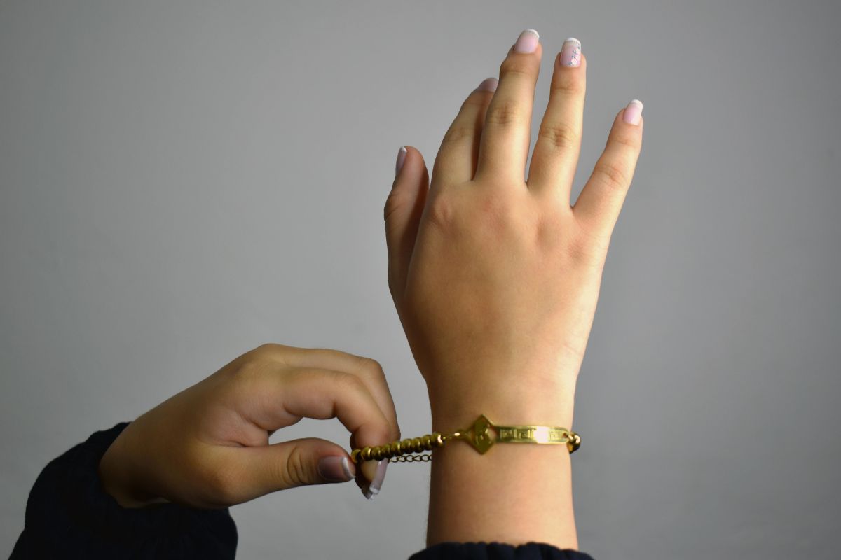 Mano con bracciale