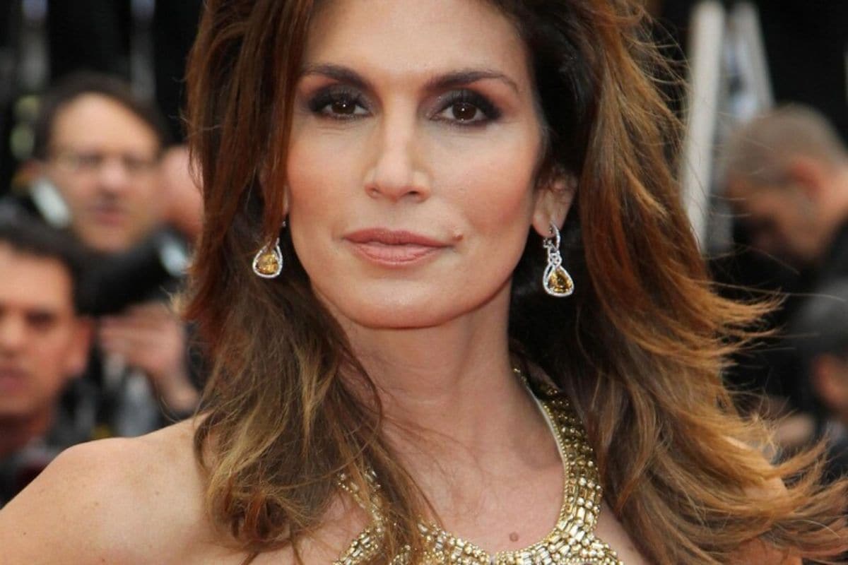 I jeans a gamba larga di Cindy Crawford che la fanno apparire una 20enne