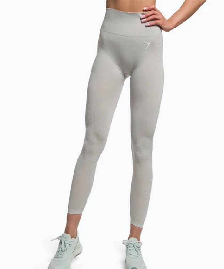 leggins panna su sfondo bianco