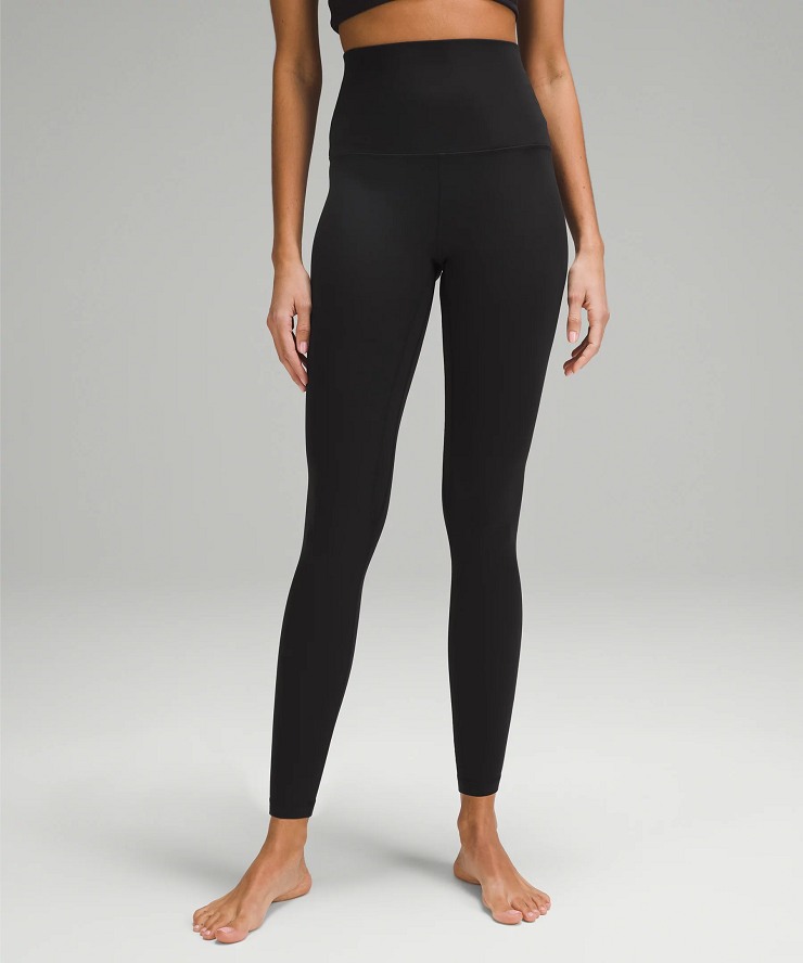 visuale di leggins neri su sfondo grigio