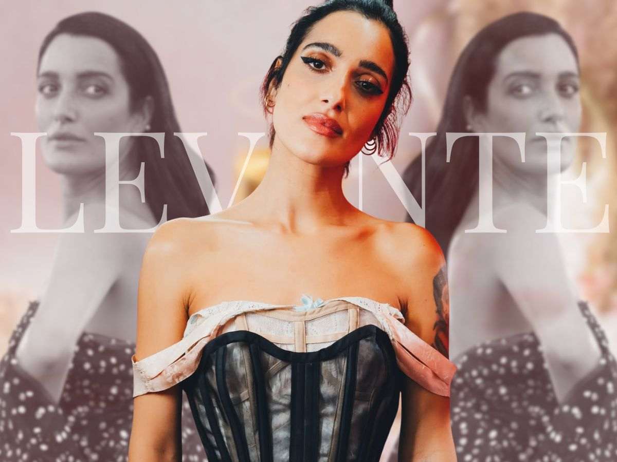 Il corsetto trasparente di Levante a X-Factor ce lo conferma: ritorna la moda burlesque come non mai