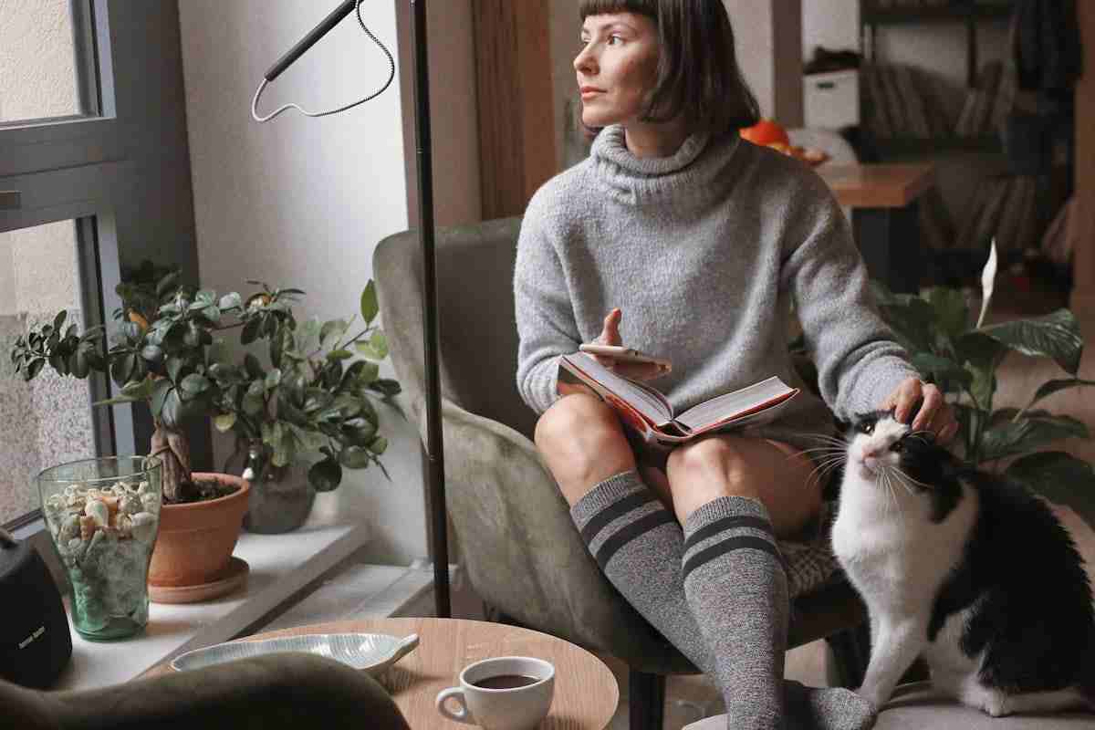 donna che indossa longuette e maglione