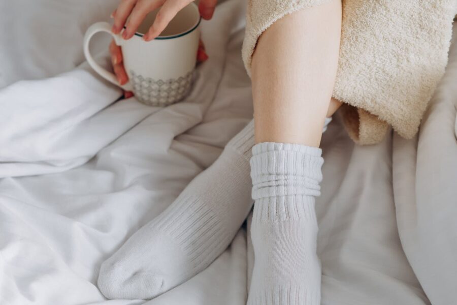 longuette arrotolate viste da vicino su gamba di donna