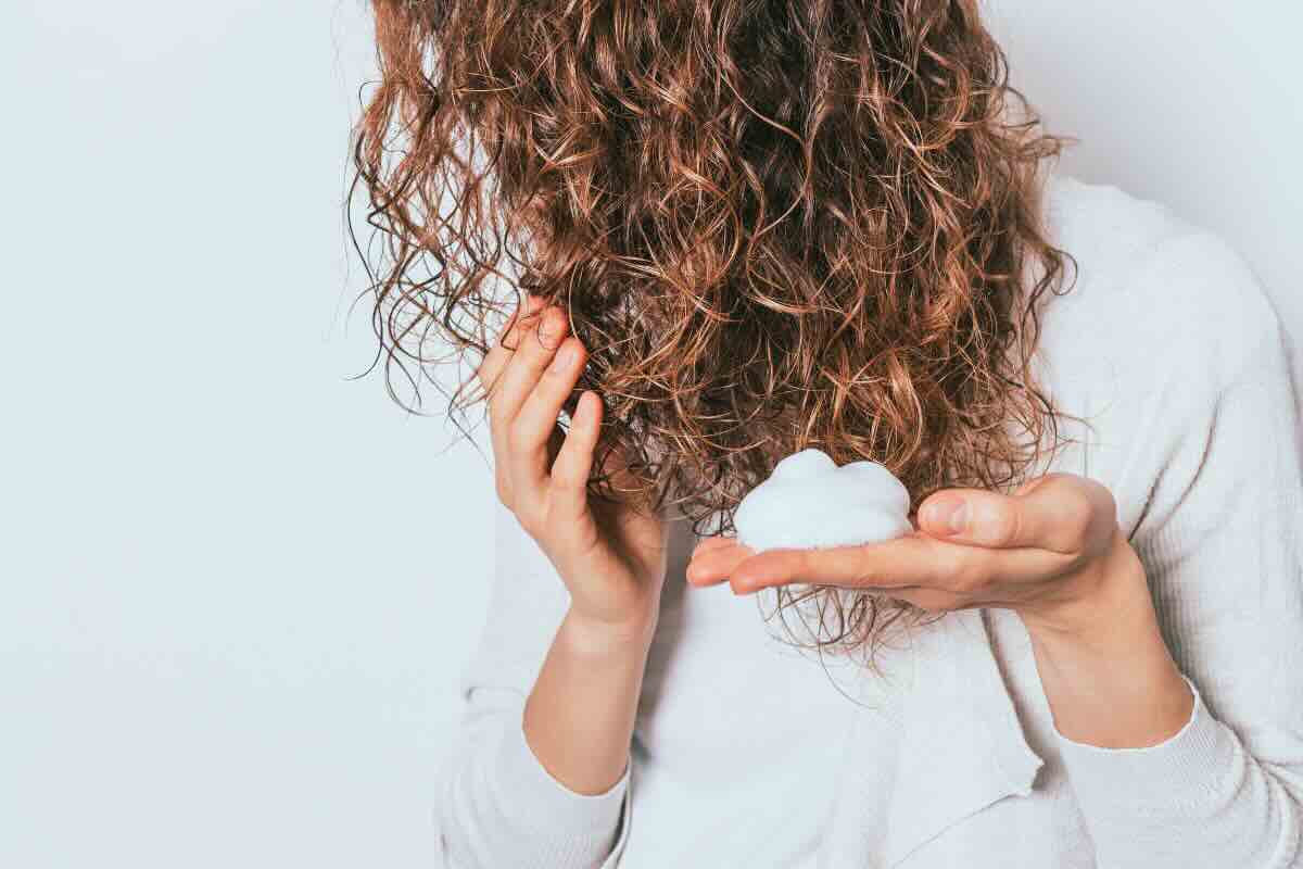 La migliore mousse per capelli ricci, addio crespo: la trovi al supermercato a 4 euro