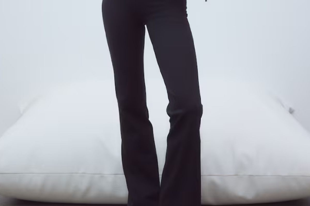 pantaloni leggins su sfondo bianco