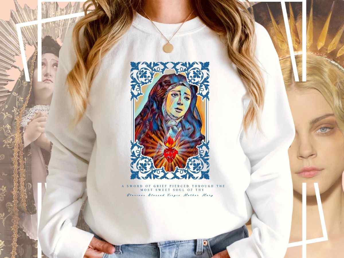 una felpa con stampa di madonna addolorata