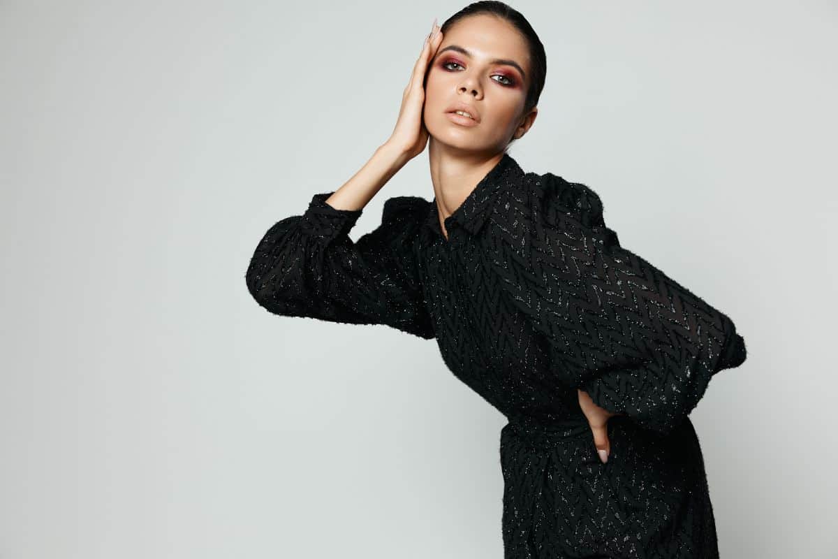 Donna con abito nero