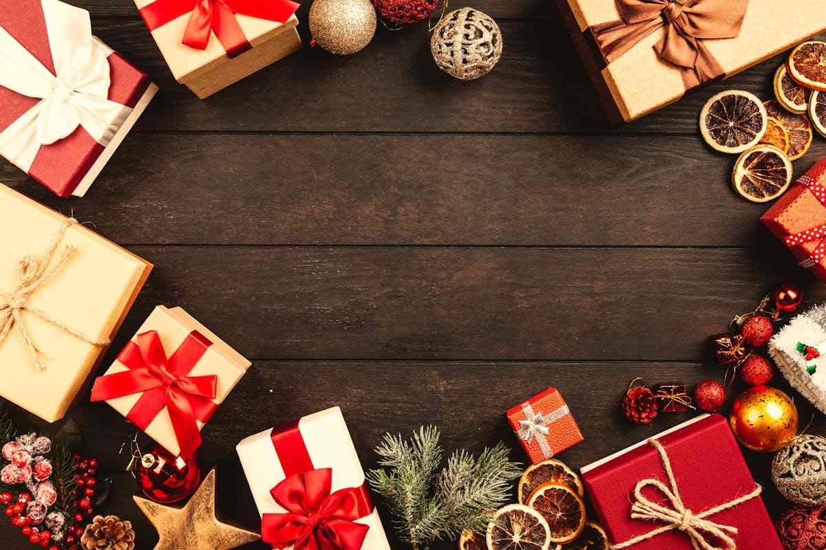 Pacchi di Natale su sfondo legno