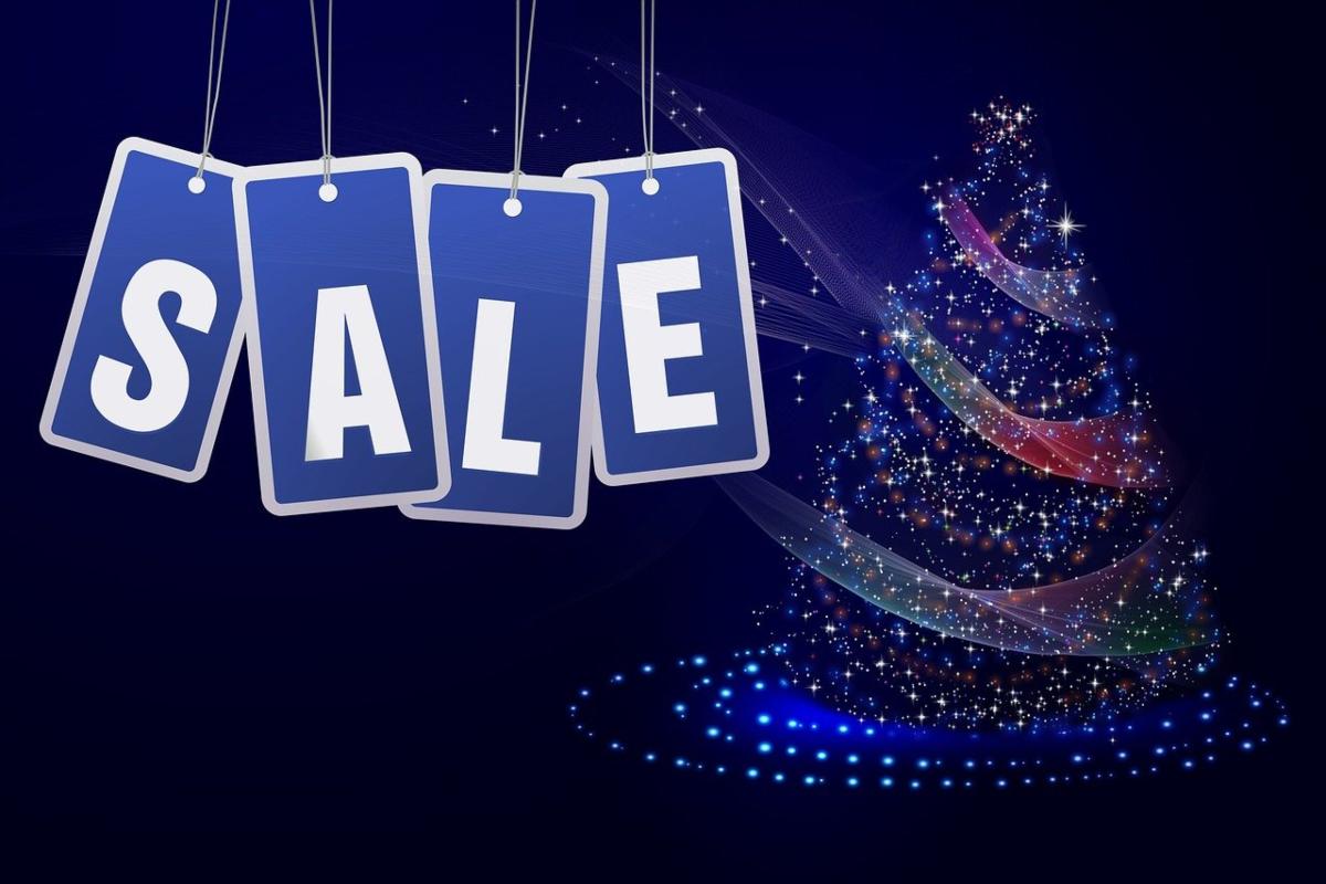 Albero di natale sfondo blu scritta sale