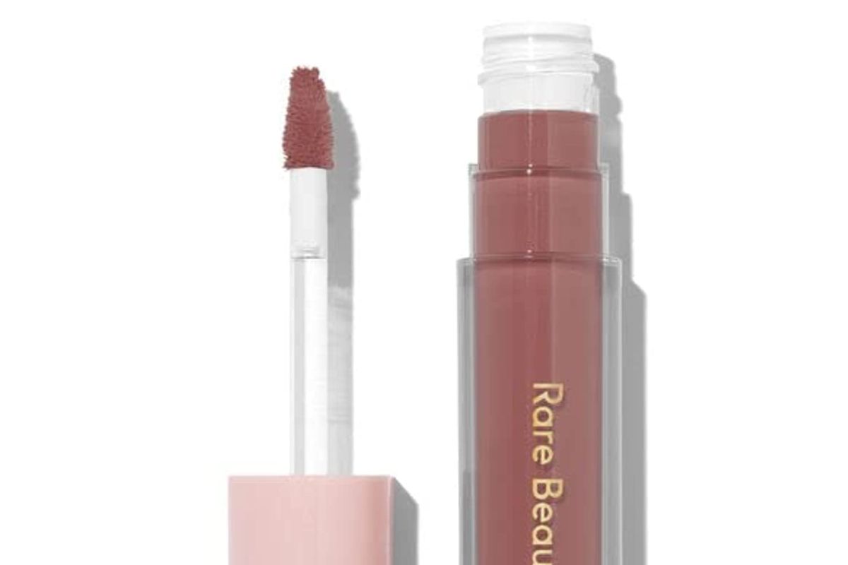 confezione di trucco rosso aperta, con pennello a sinistra