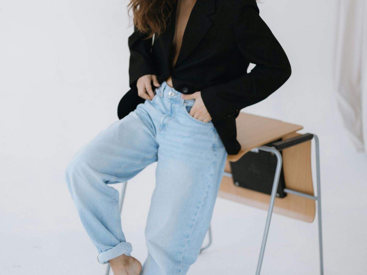 ragazza con pantalone baggy e blazer