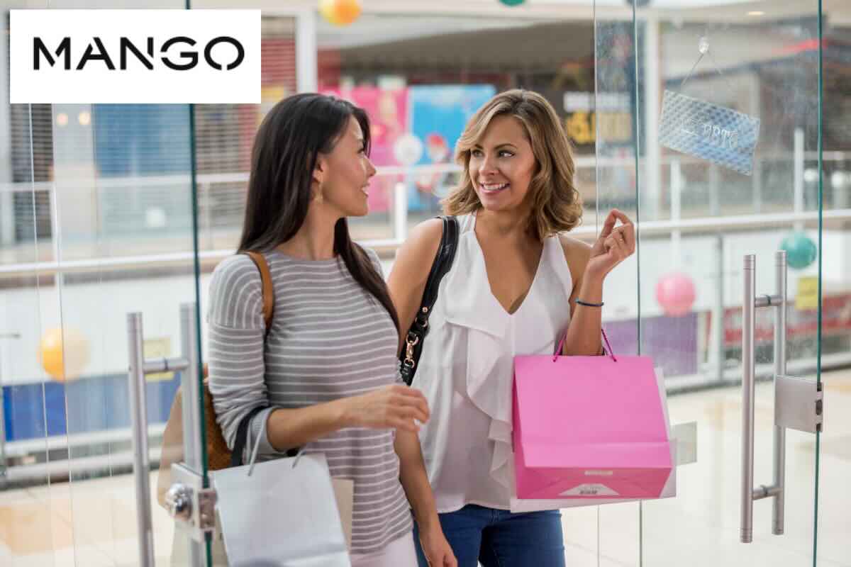 Da Mango si vendono dei pantaloni davvero strategici: appena indossati, slanciano la figura. Ecco come sono fatti.