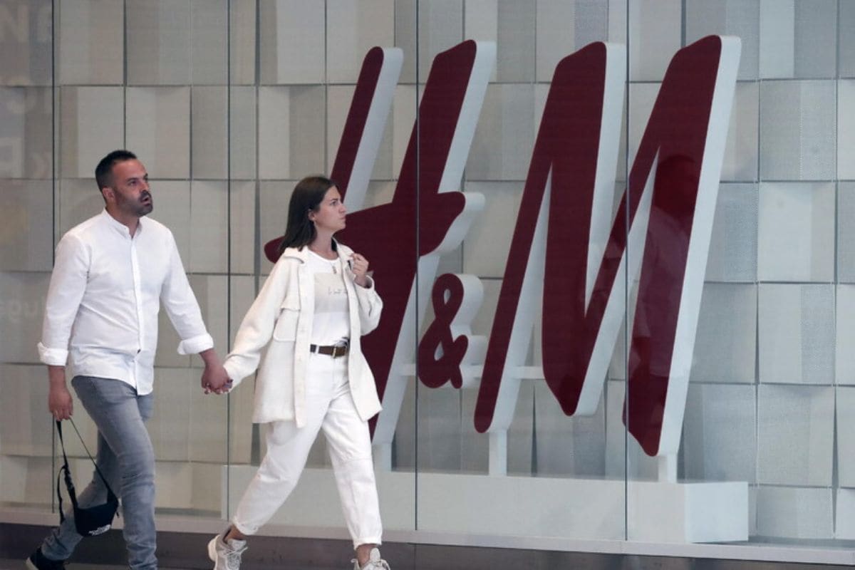 H&M, il pantalone perfetto per le over 40: è in offerta a 9 euro