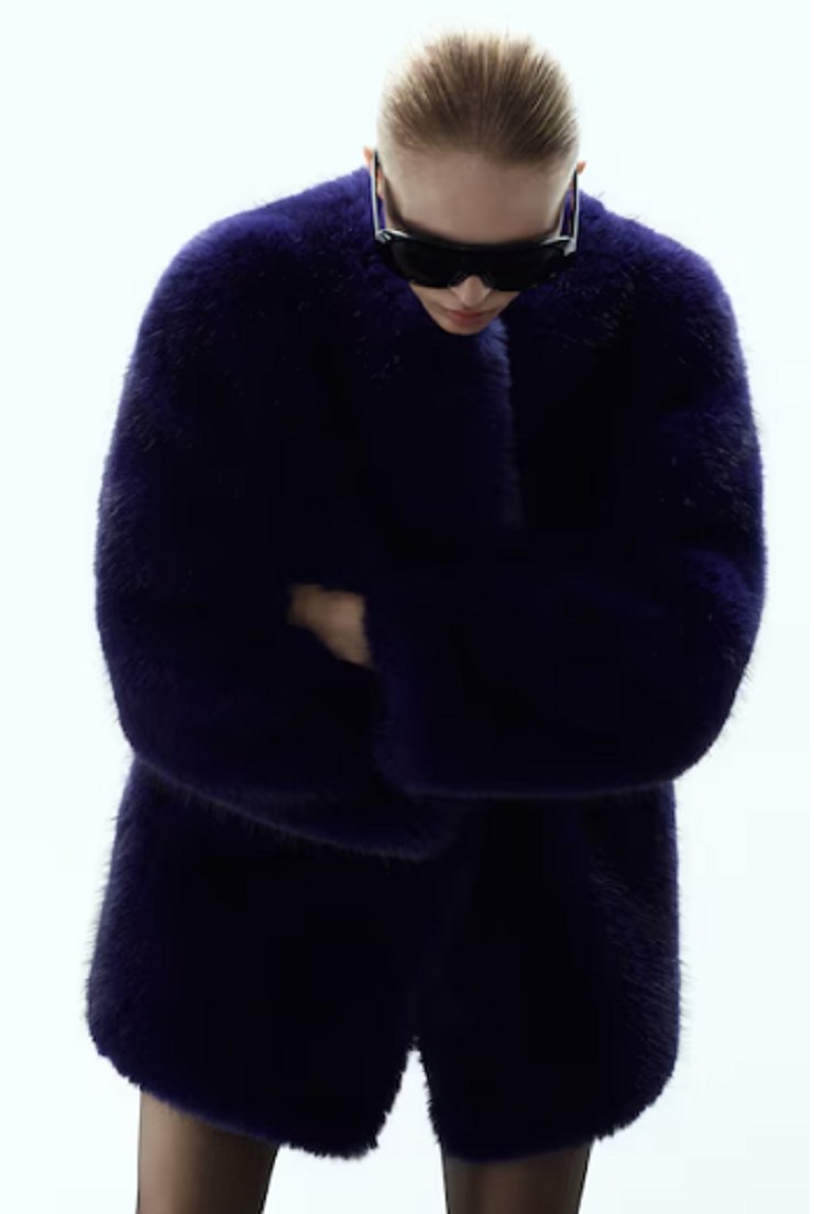 cappotto in pelliccia indossato da donna bionda
