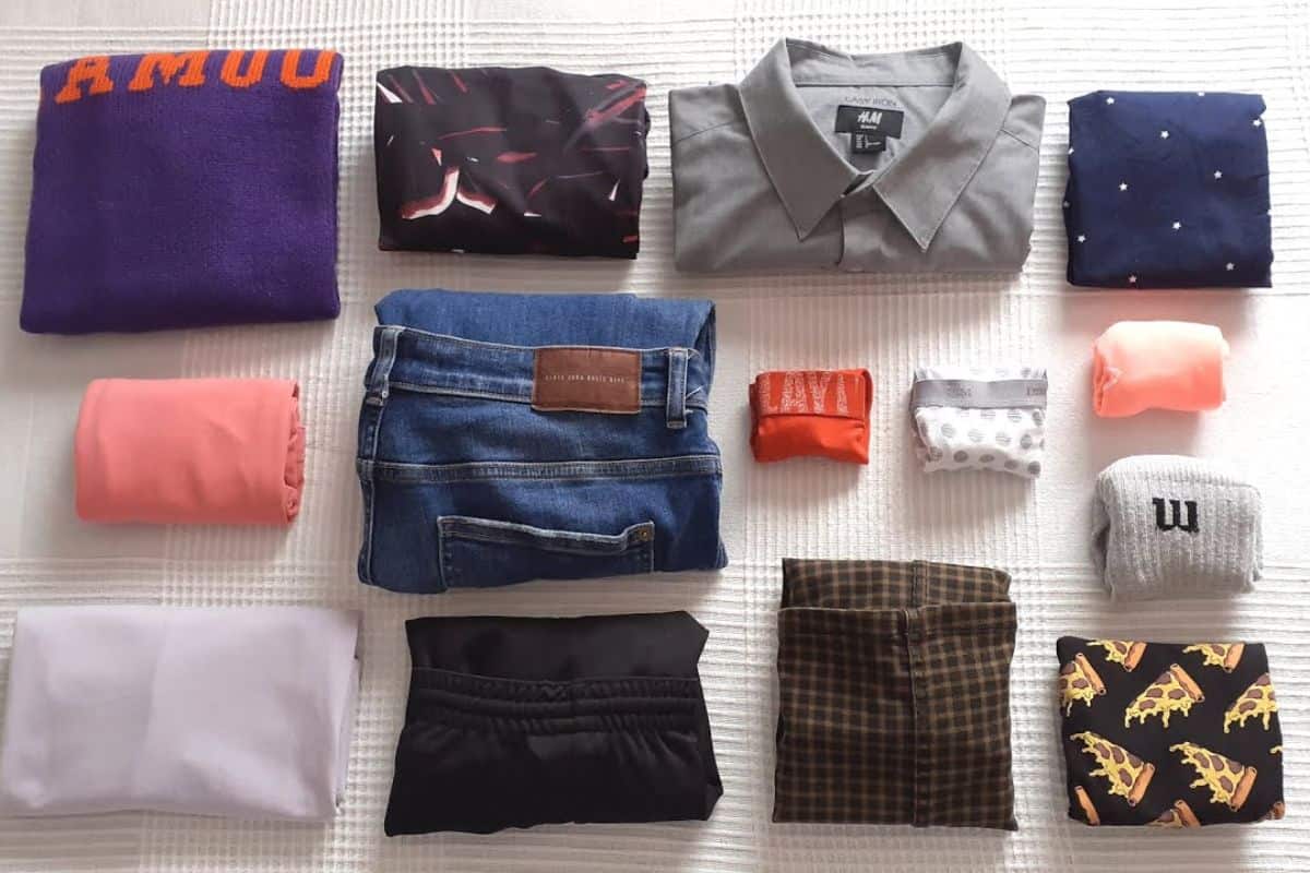 Come piegare i vestiti per occupare meno spazio: il metodo giapponese